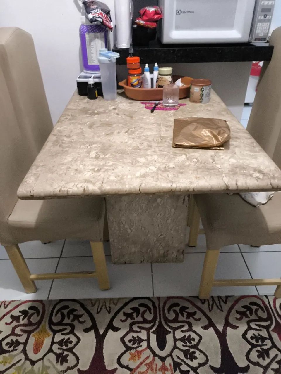 Mesa de Mármore com 6 Cadeiras - Excelente Estado - Foto 2