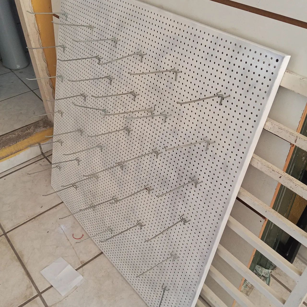 Painel com furos de ferro para pendurar 96cmx96cm  - Foto 2