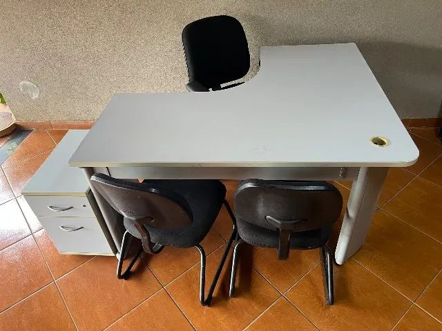 Mesa de atendimento/escritório com gaveteiro e cadeiras - Foto 2