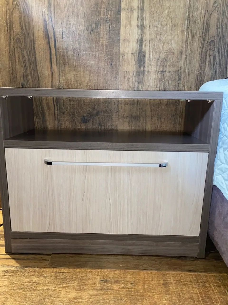 Mesa de cabeceira com gaveta e nicho