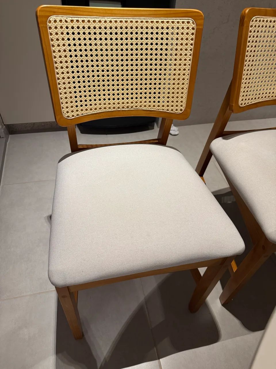 Vendo 3 cadeiras em madeira com estofado - Foto 4