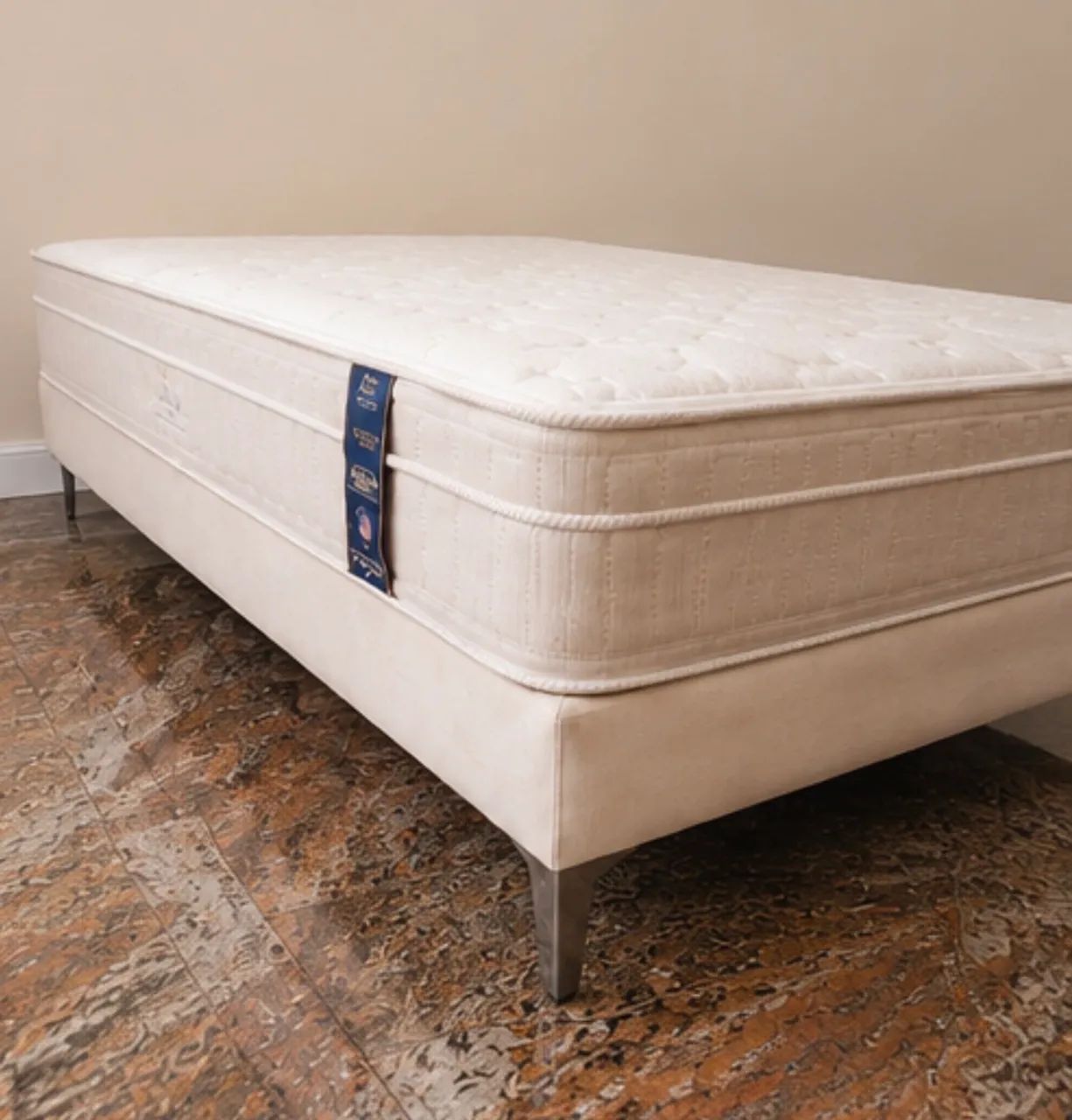 Cama Queen completa - Base estofada em linho + colchão King Koil - Foto 2