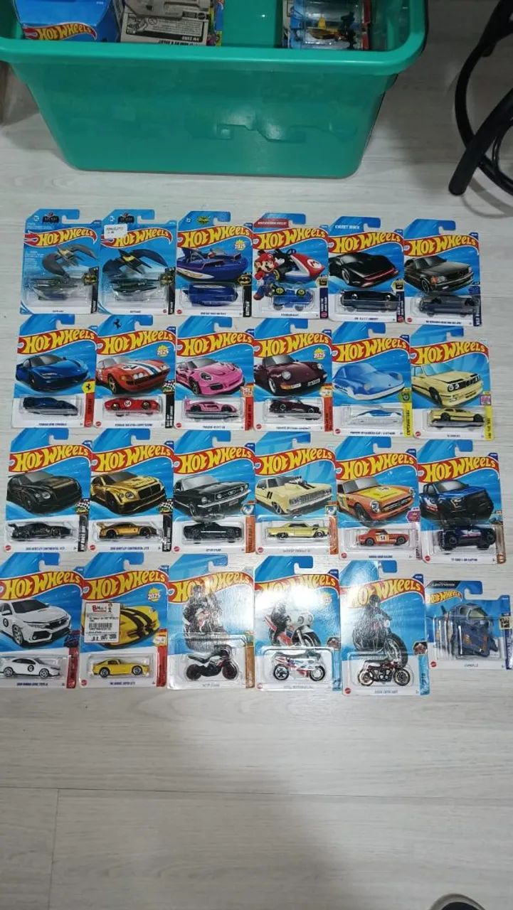 Lote com Hotwheels variados 