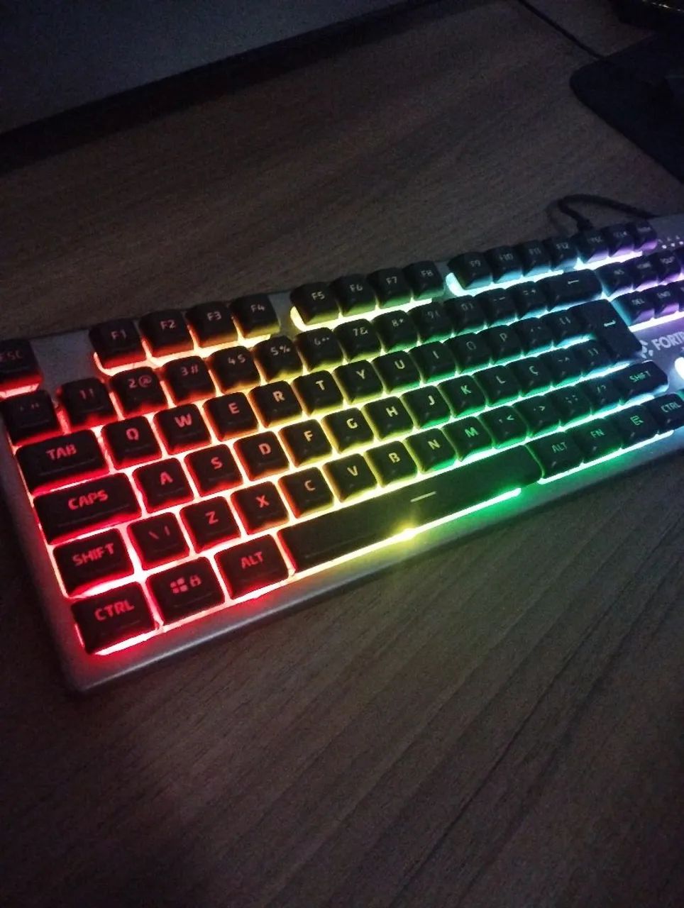 Teclado Semi-Mecanico semi-novo, poucos usos