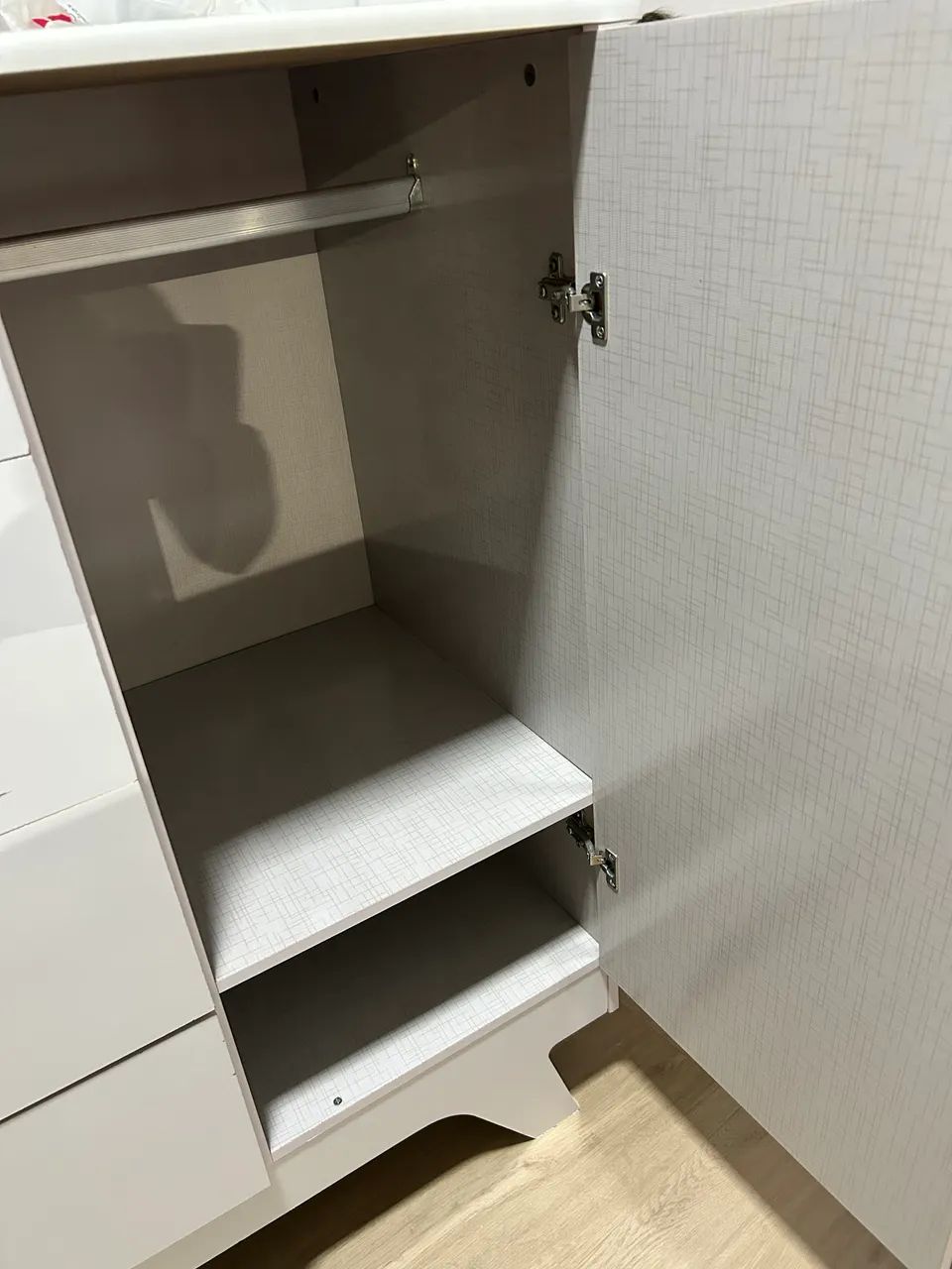 CÔMODA BRANCA COM 4 gavetas e porta - Foto 3