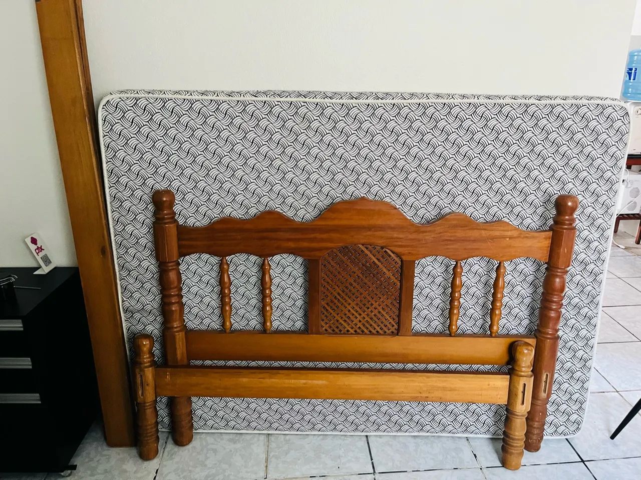 Vendo esta cama completa com estrado e colchão