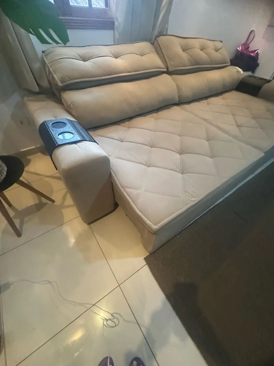 Sofá Grande Bege com Porta-Copos - R$ 900 - Foto 4