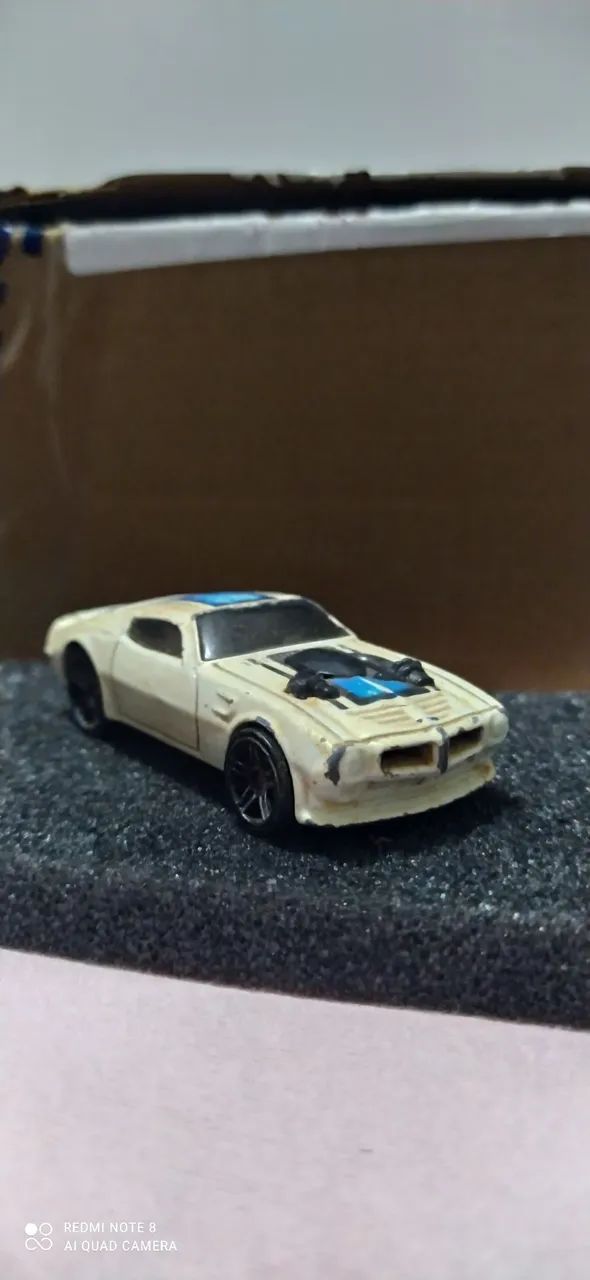 Miniatura Hotwheels usada com arranhões e marcas de uso 
