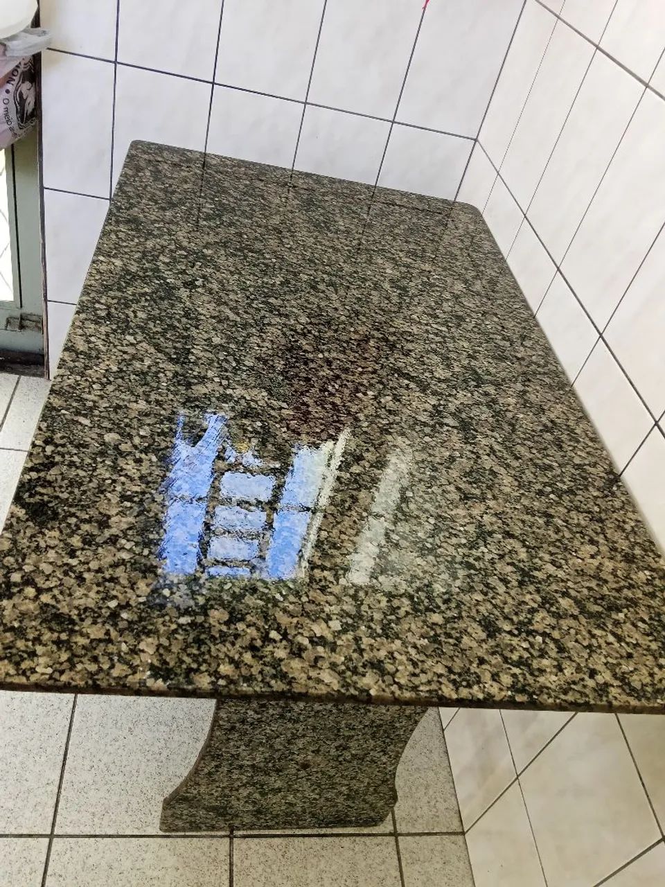 Mesa toda de mármore até o pé dela é mármore 