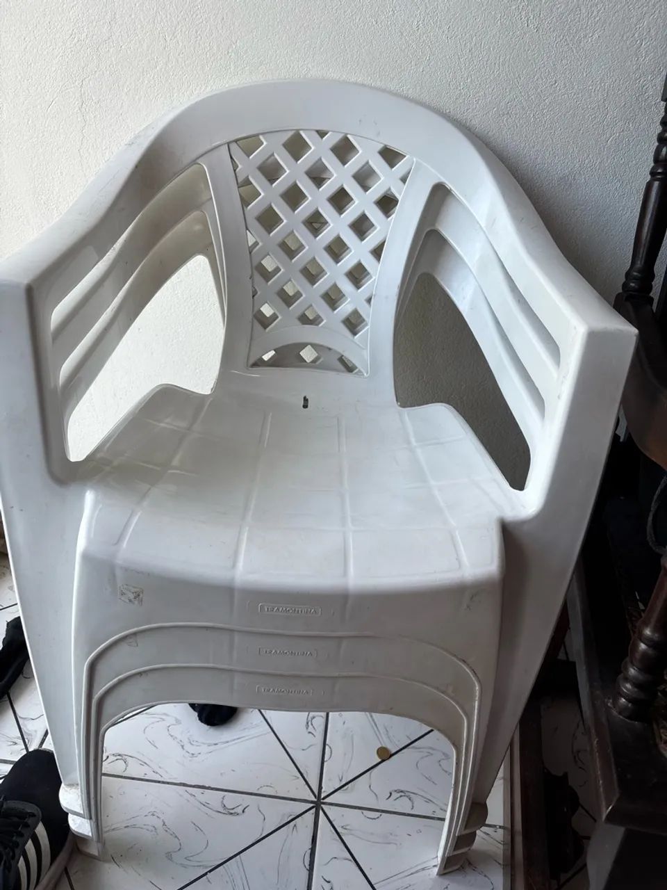 Vendo Mesa e Três cadeiras de Plástico 