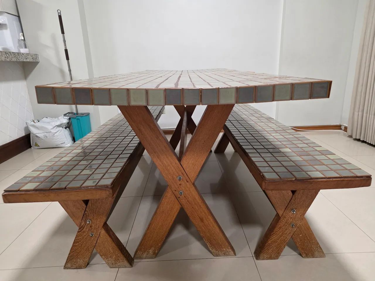 Mesa de mognum revestido de pastilha - Foto 4
