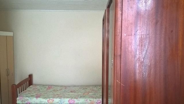 Aluga-se uma pequena quitinete