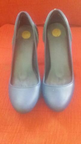 Vendo esses 2 salto Melissa 15 reais cada - Foto 2