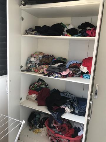 Guarda roupa branco 2 portas com espelho - Foto 3