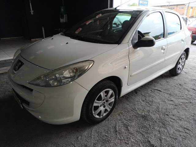 Peugeot 207 Xr 1.4 Branco Completo,com Ar condicionado.