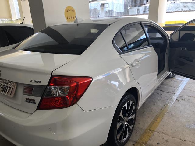 Honda Civic LXR com multimídia