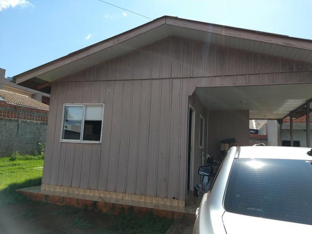 Terreno murado com casa de madeira - Foto 2