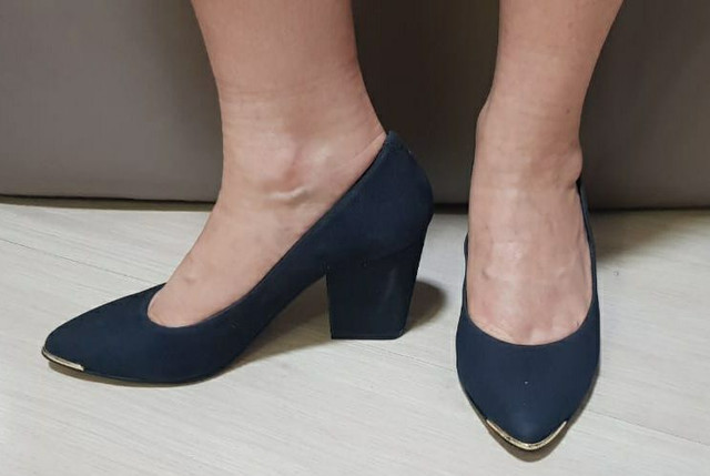 sapato azul salto grosso