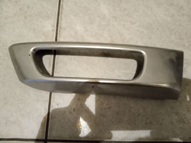 Moldura de farol de milha lado esquerdo range Rover sport 2014