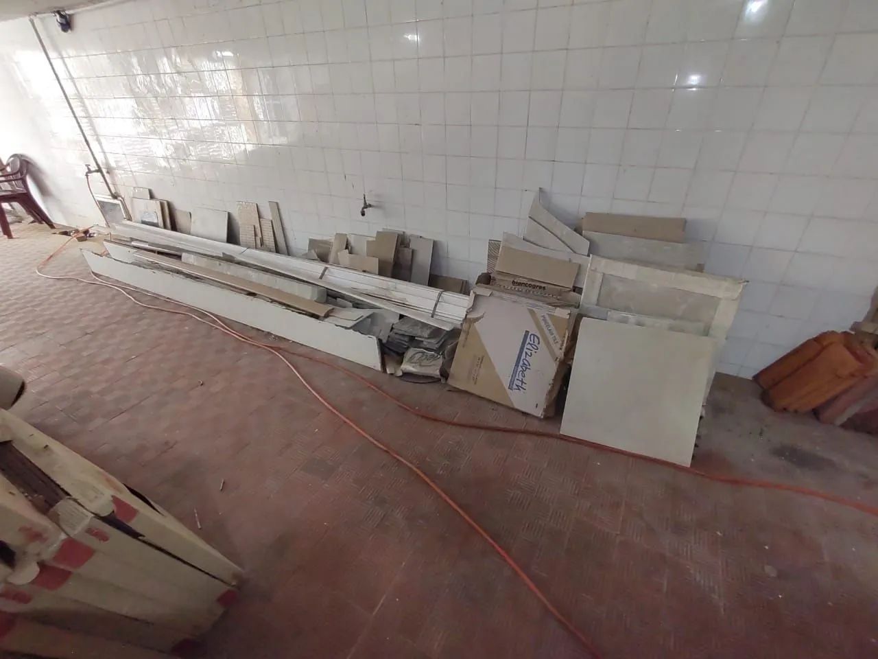 Rodapé em madeira branca, com 4m comprimento x 0,05m alt., tenho 15u, bom estado. - Foto 3