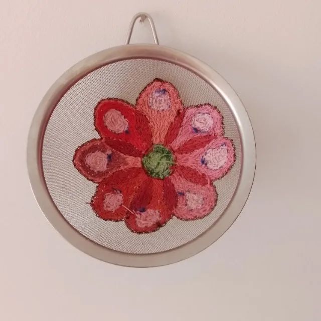 Enfeite Peneira Bordada a mão - Foto 4