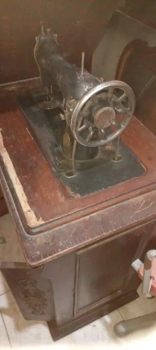 Máquina de Costura Antiga em Madeira - Rara - Foto 3