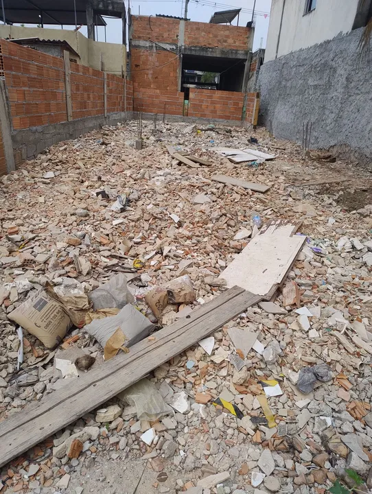 Terreno grande em construção 