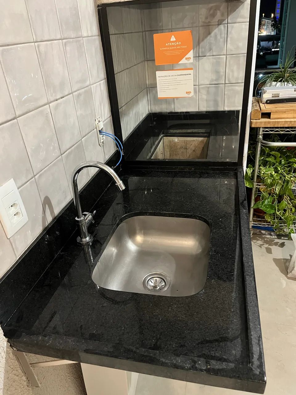 Bancada (pia) de granito São Gabriel Preta (94x60 cm) com cuba em aço inox