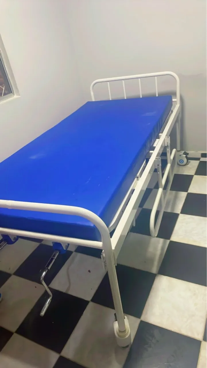 Cama com colchão hospitalar