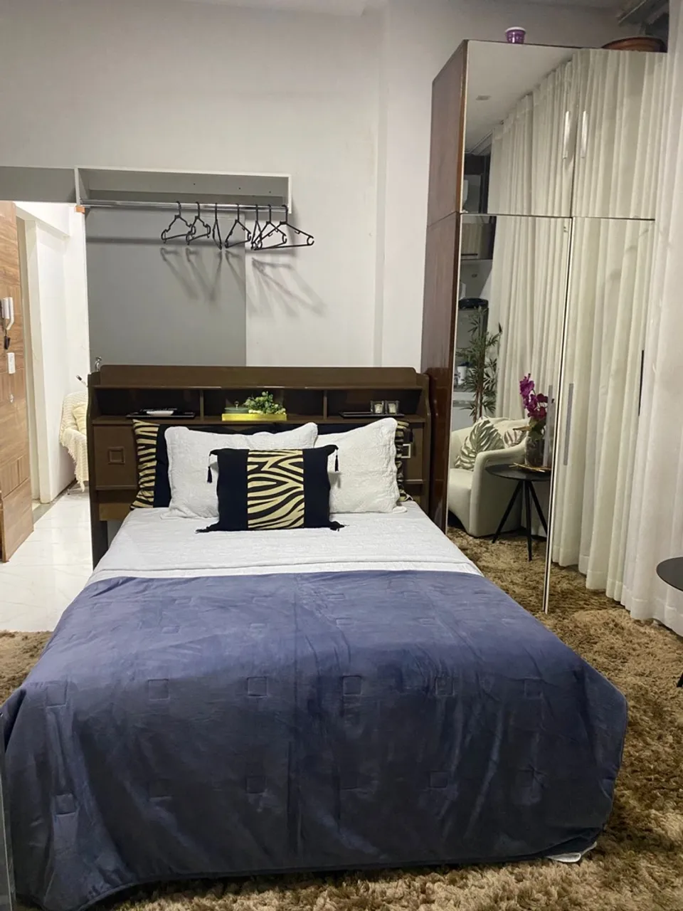 Alugo quarto mobiliado com área de lazer Picina central