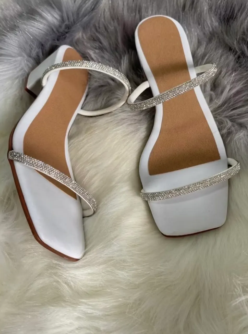 Sandália Branca com Strass - Elegância e Conforto!