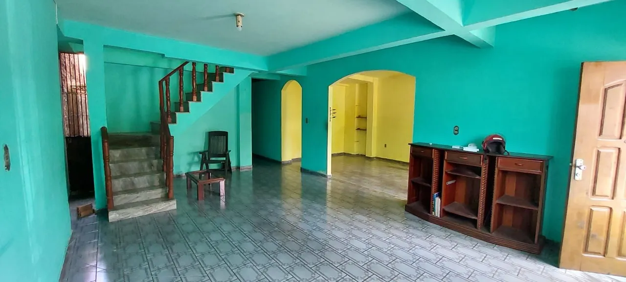 Casa grande com quintal próxima a av. Tavares Bastos