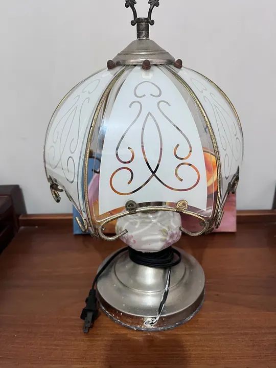 Abajur antigo de porcelana e vidro. - Foto 2