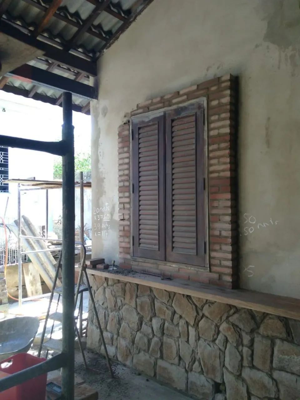 Janela de madeira de lei com grades64840773428866122