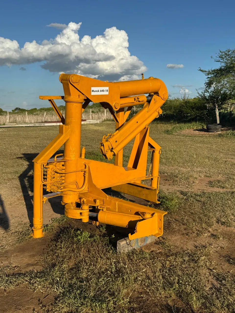Munck para 04 toneladas
