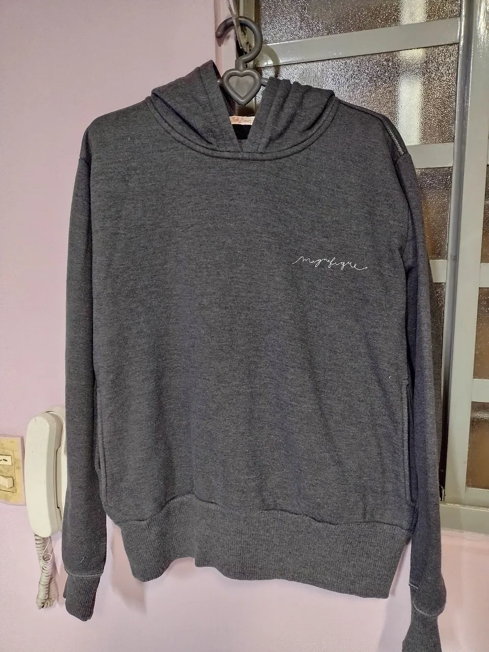 Blusa de Moletom Cinza com Capuz acompanha a calça