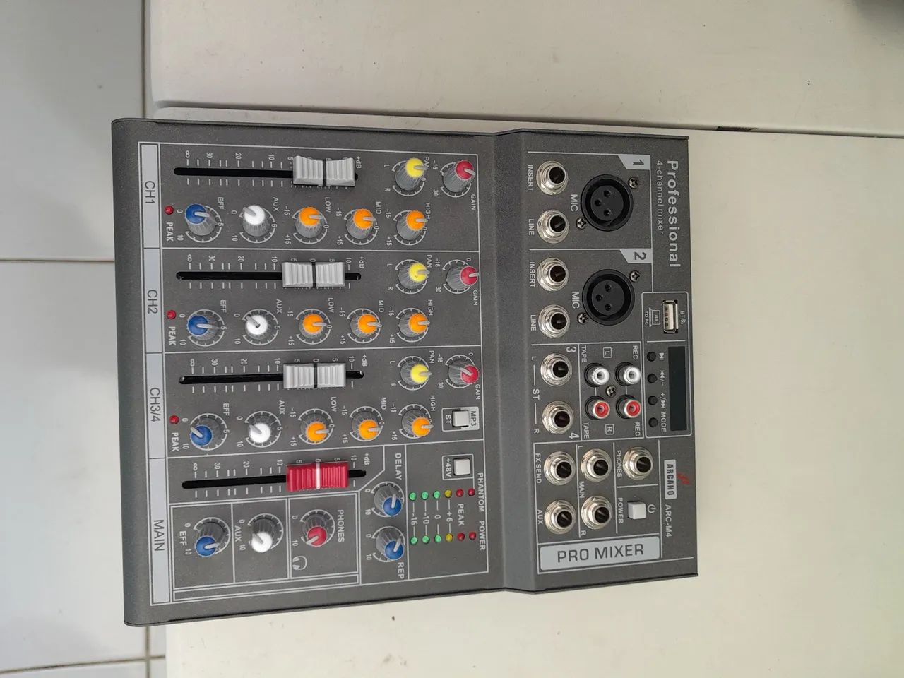 Mesa de Som Profissional 4 Canais Arcano ARC-M4