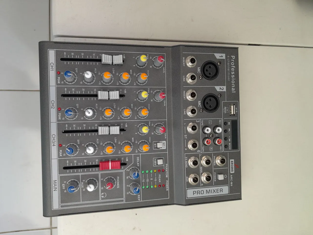 Mesa de Som Profissional 4 Canais Arcano ARC-M4