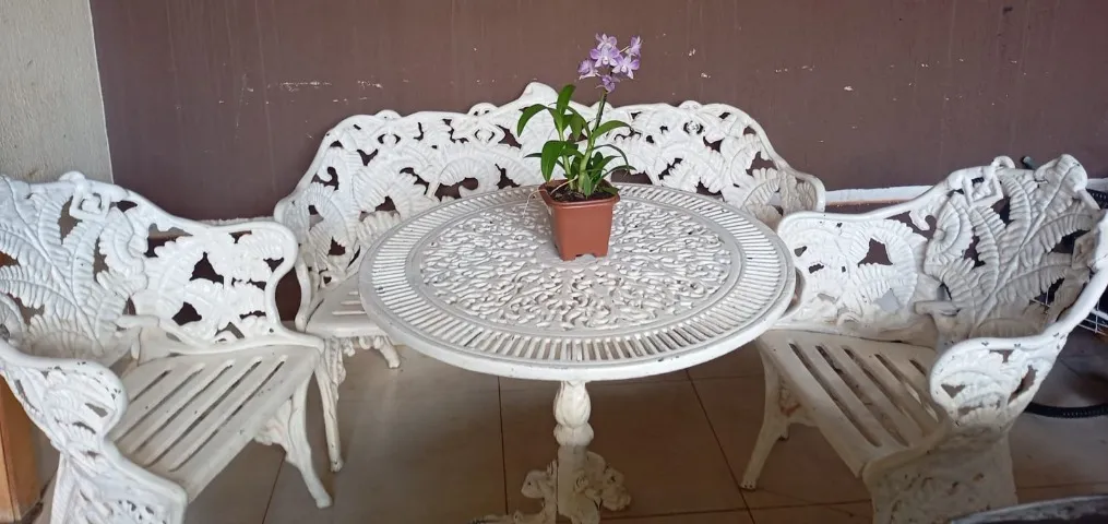 Conjunto de Mesa e Cadeiras de Ferro Fundido