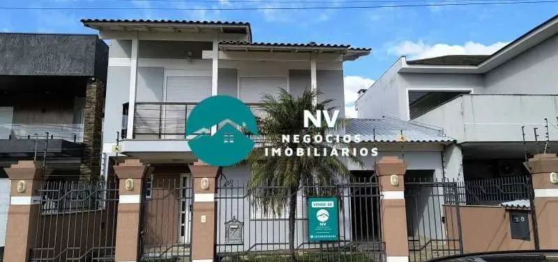 Sobrado com 200m², 4 quartos sendo 1 suíte, mobiliado, com piscina