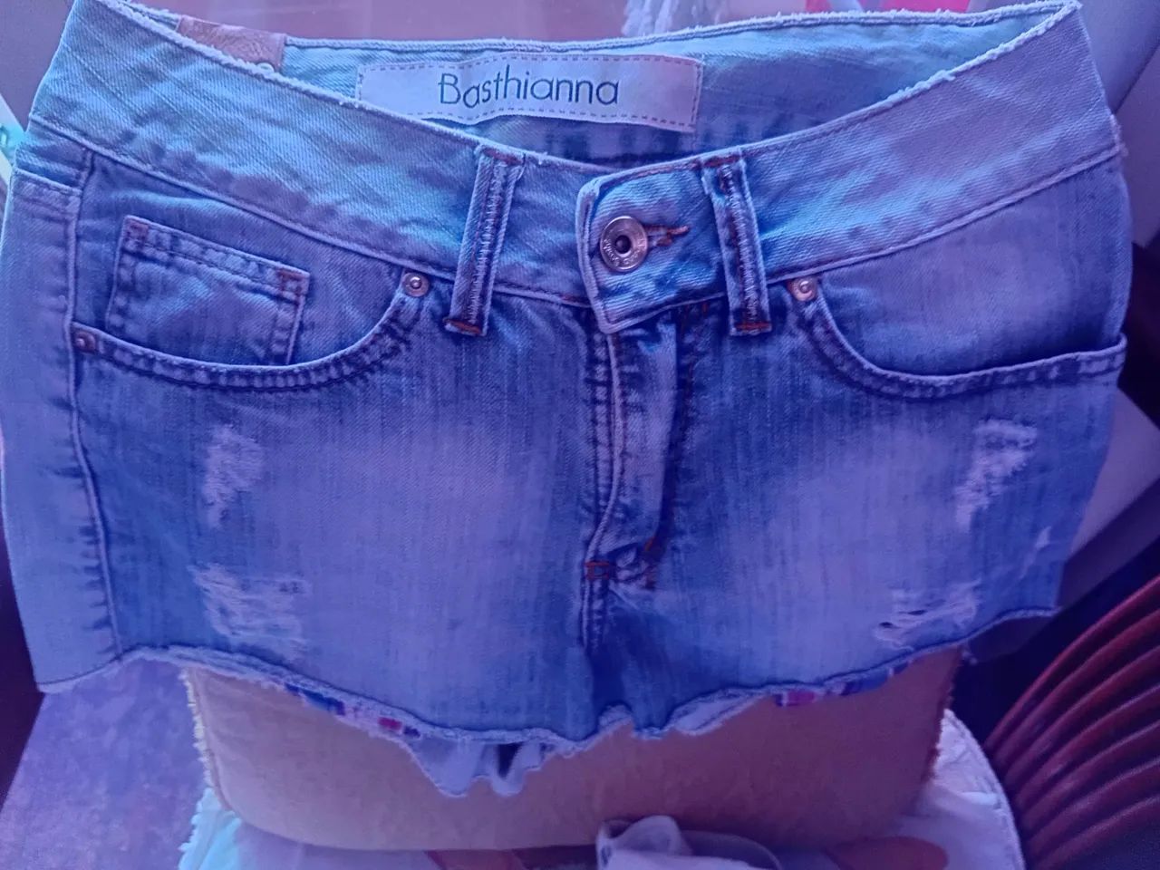Short jeans com telhes nos bolsos em xadrez  - Foto 2