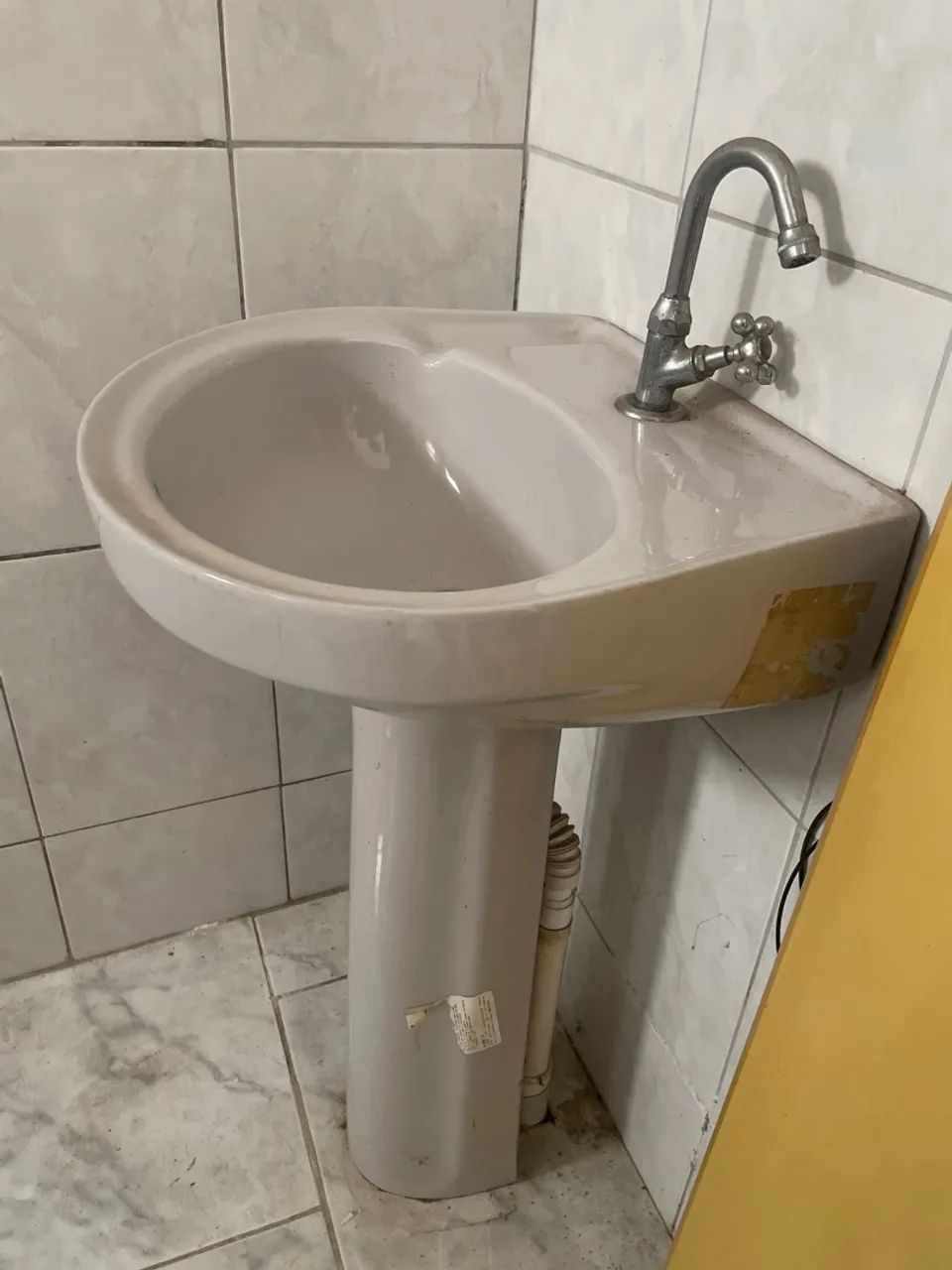 Vaso sanitário e pia de coluna 