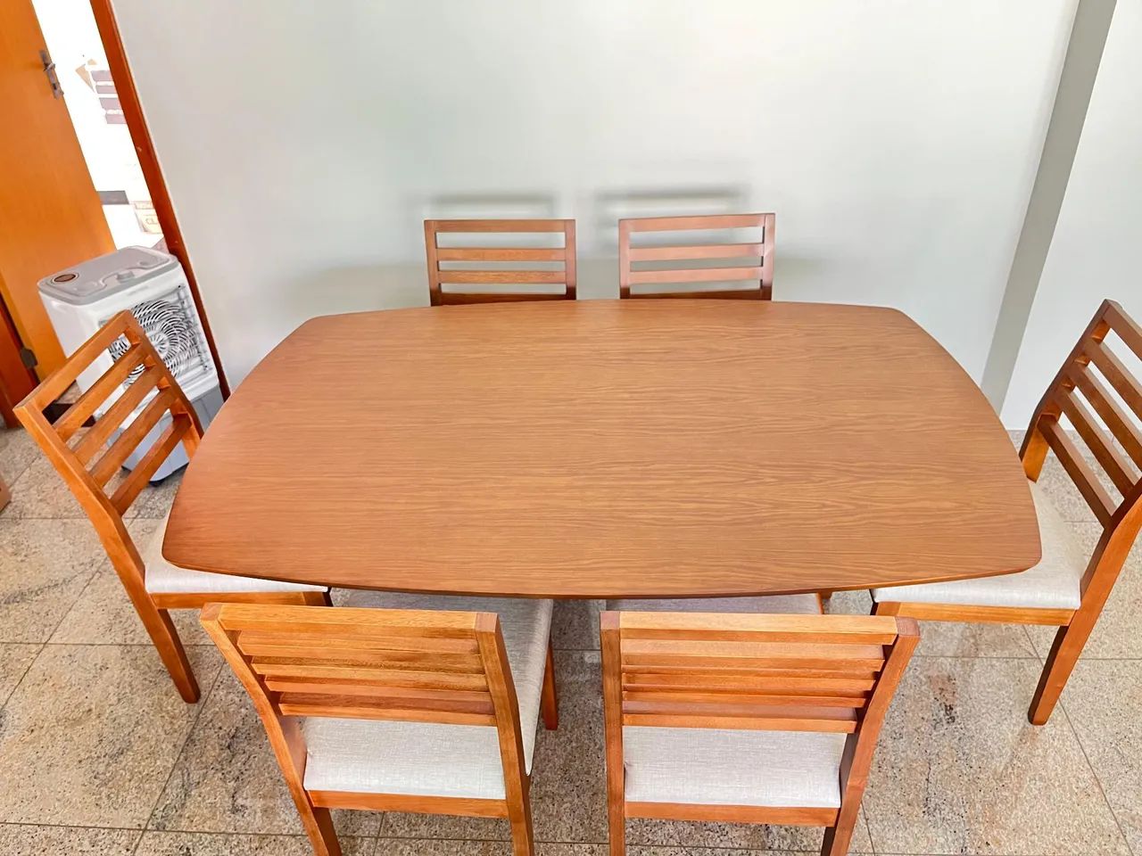 Mesa nova com cadeiras de madeira maciça  - Foto 4