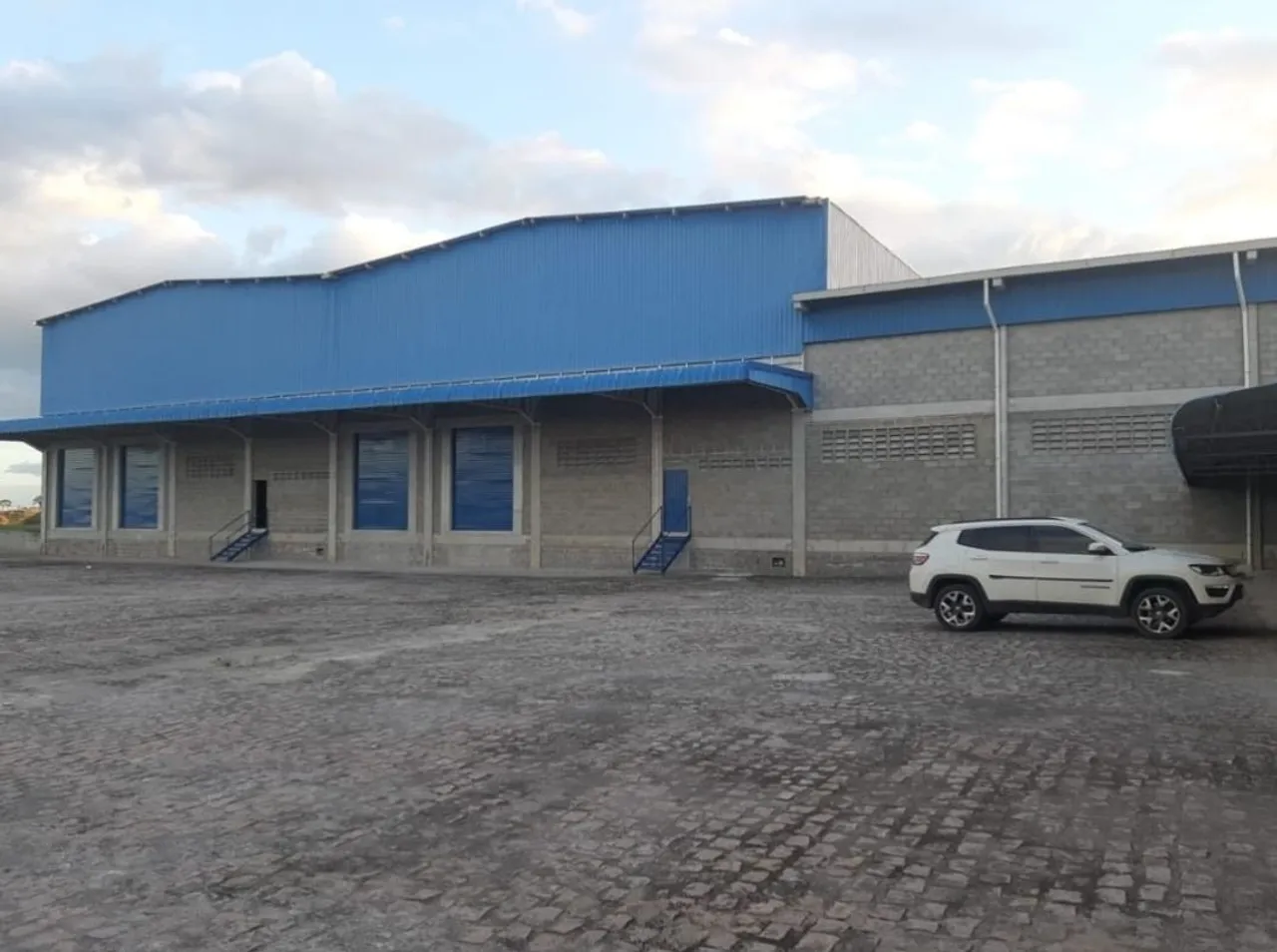 Galpao com doca. 1.200 m2. Pé direito 10m