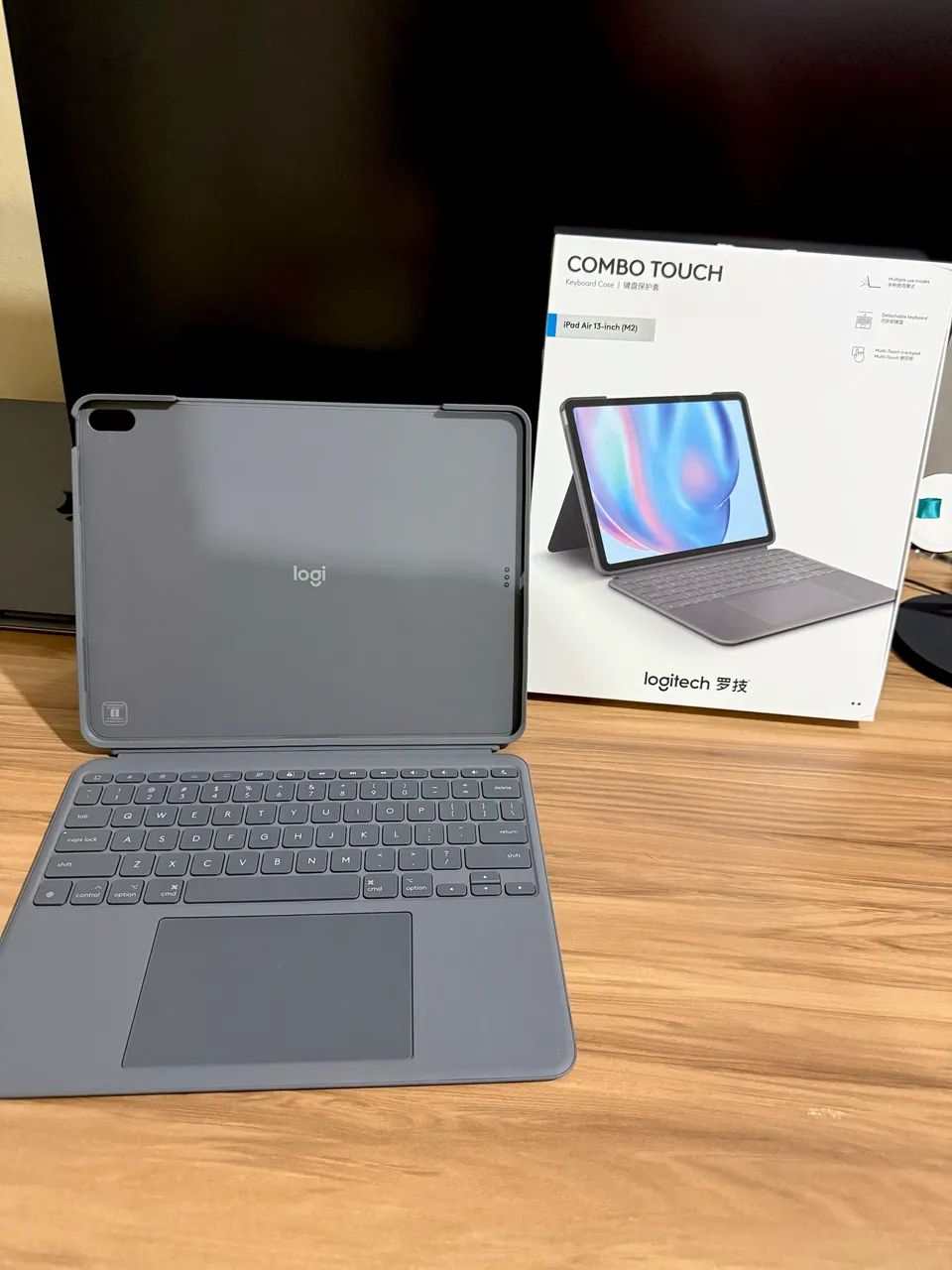 Capa com Teclado Logitech Combo Touch para iPad Air 13 (M2/M3)