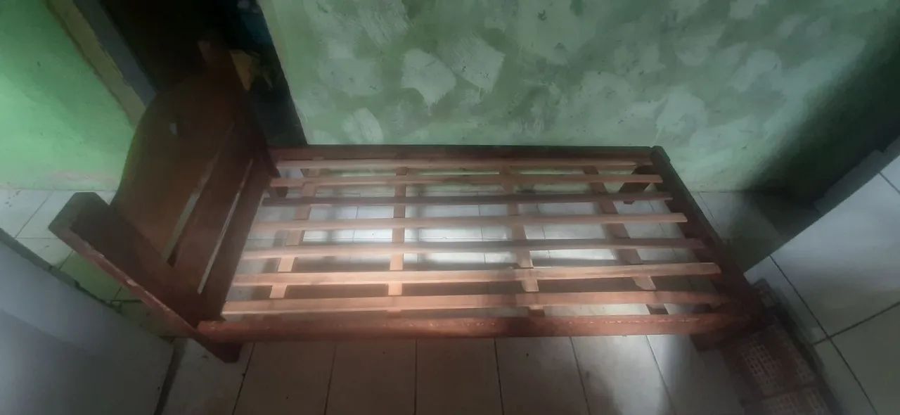 Cama de madeira com estrutura resistente - Foto 2