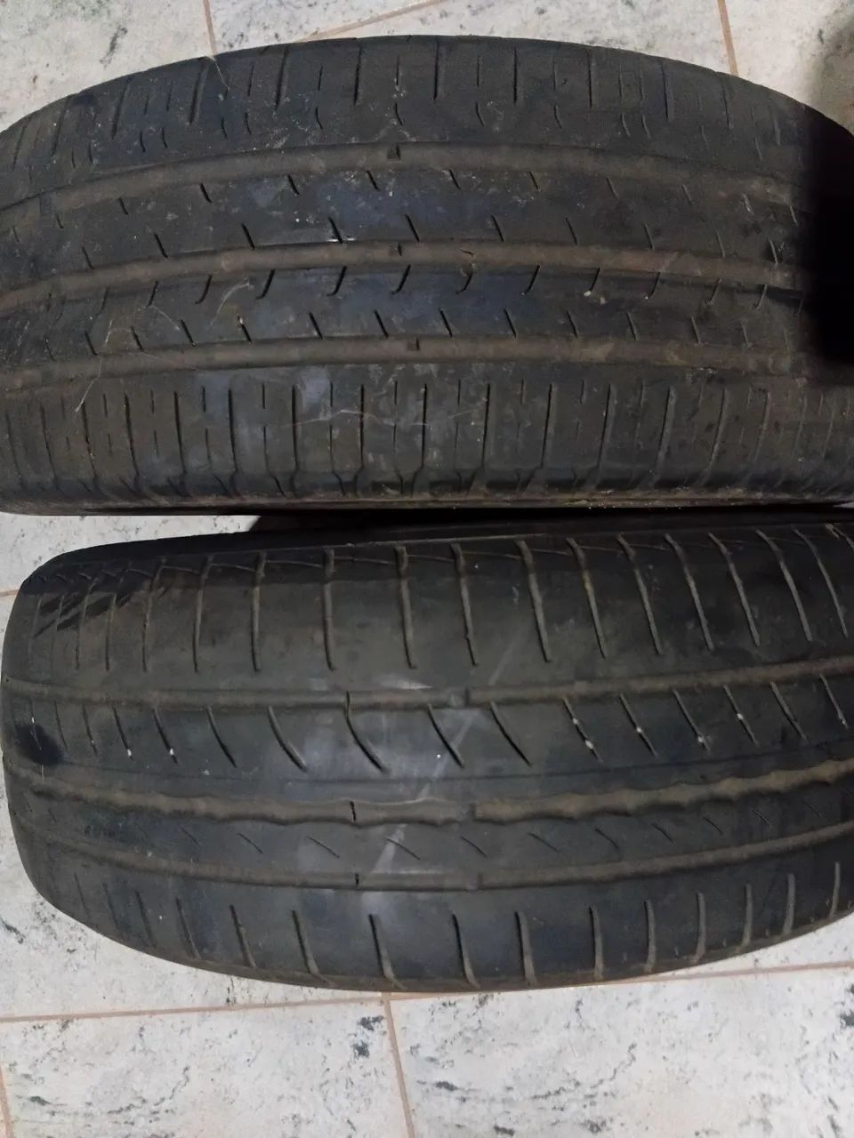 Pneus 185 60 15 os dois 220 reais . Zap *