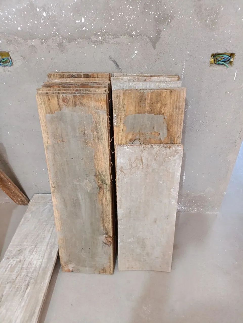 Viga de madeira e caibro para construção.