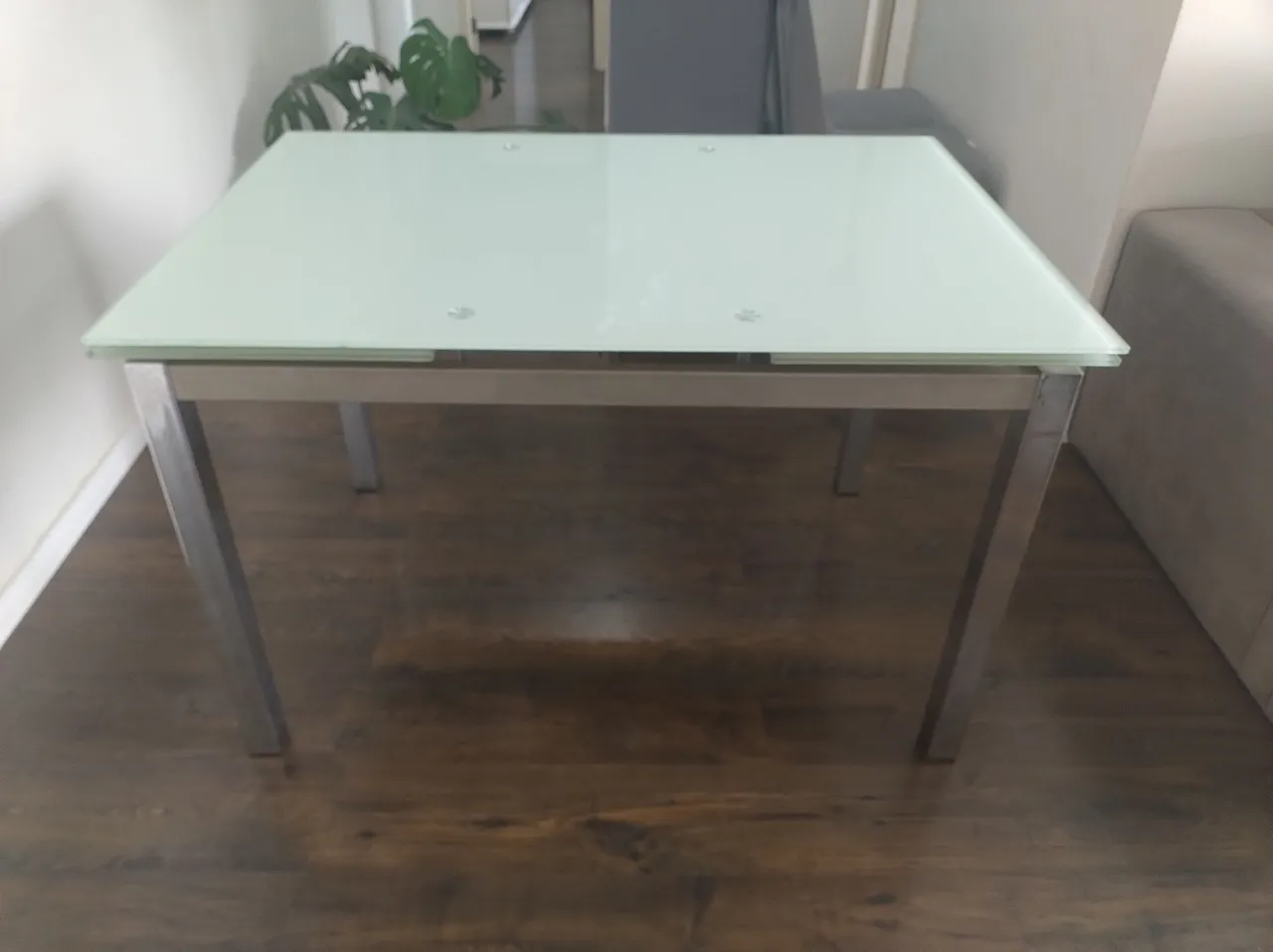 Mesa de Jantar com Tampo de Vidro e Estrutura em Metal Extensível