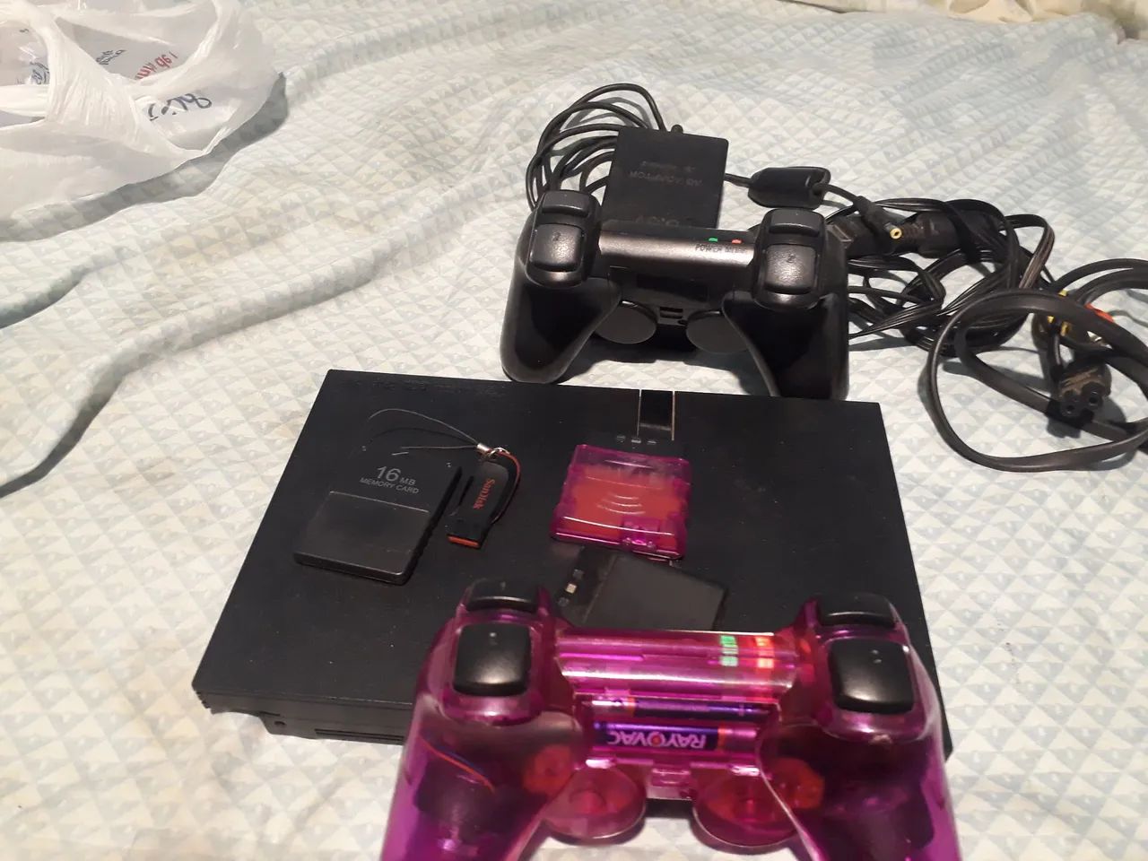 PS2 com 2 controles e jogos